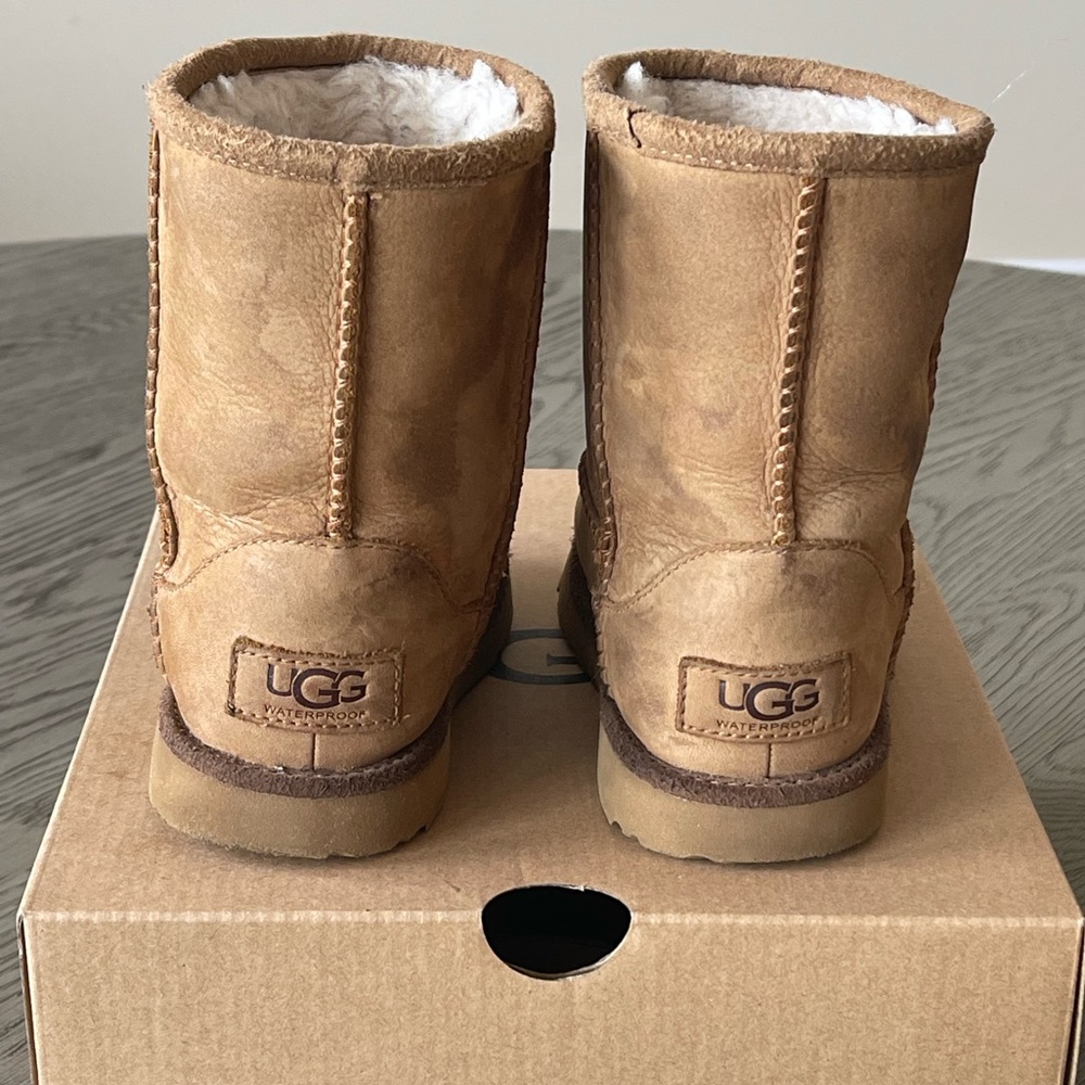 UGG Classic Short II Waterproof Boot~ size 10 Kids